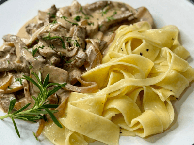 Kanttarellikastike ja pastaa